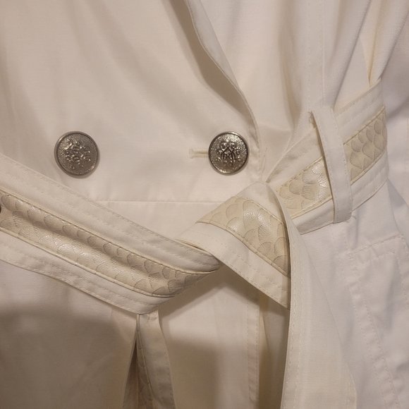 Beautiful ivory and white spring coat - Picture 8 of 10